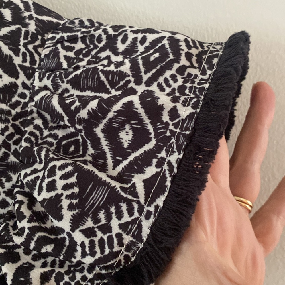 NWT THML Black and White Flutter Sleeve Print Top Blouse size L - Picture 4 of 11